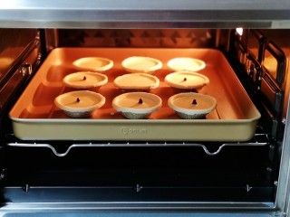 9、会爆浆的脏脏蛋挞～咬一口细滑醇香,烤盘入烤箱中层。