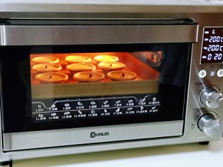 10、会爆浆的脏脏蛋挞～咬一口细滑醇香,上下200°烤20分钟。(时间及温度仅供参考)