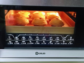 11、会爆浆的脏脏蛋挞～咬一口细滑醇香,烤了15分钟时候，好美，拍了一张。