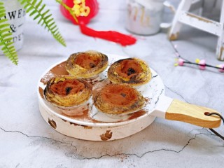 12、会爆浆的脏脏蛋挞～咬一口细滑醇香,取出后，筛上一层可可粉。