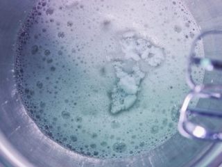 5、香芋戚风蛋糕,蛋清打至粗泡状态加砂糖,高速打发,边打边用打蛋器绕着盆内侧快速画大圈