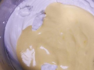 8、香芋戚风蛋糕,将蛋黄糊倒回剩下的蛋白中翻拌均匀