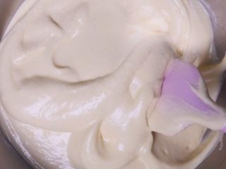 9、香芋戚风蛋糕,面糊离模具20cm高,倒入模具,手捧模具悬空左右转动几次,把内部的大泡震出来,再用刮刀大致抹平表面