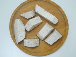 12、香芋戚风蛋糕,芋头切块上锅蒸熟