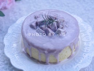 17、香芋戚风蛋糕,将切块的芋头放在表面装饰即可