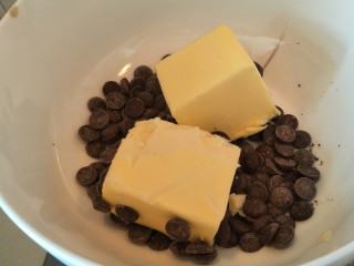 2、抹茶奶酪慕斯核桃布朗尼（8寸）,＋160克无盐黄油一起融化