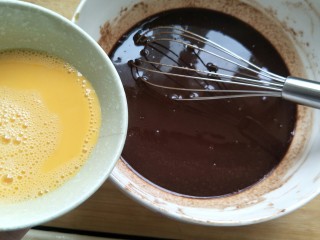 4、抹茶奶酪慕斯核桃布朗尼（8寸）,等巧克力有没有那么烫的时候，两个全蛋液分次加入。