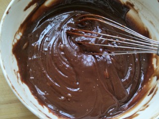 6、抹茶奶酪慕斯核桃布朗尼（8寸）,搅拌均匀。