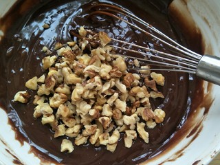 7、抹茶奶酪慕斯核桃布朗尼（8寸）,加入60g半熟的核桃碎