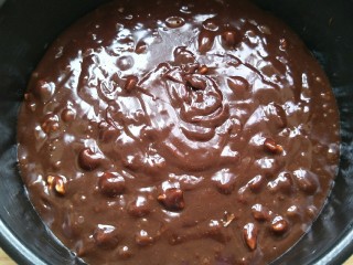 8、抹茶奶酪慕斯核桃布朗尼（8寸）,把布朗尼糊倒入八寸圆模中。