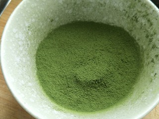 10、抹茶奶酪慕斯核桃布朗尼（8寸）,8克抹茶粉过筛。