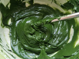 11、抹茶奶酪慕斯核桃布朗尼（8寸）,加入一点点开水调成抹茶膏