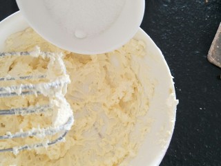 13、抹茶奶酪慕斯核桃布朗尼（8寸）,分次加入35克细砂糖B打发