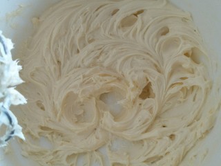 15、抹茶奶酪慕斯核桃布朗尼（8寸）,继续打发羽毛状。