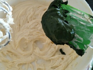 16、抹茶奶酪慕斯核桃布朗尼（8寸）,加入调好的抹茶膏