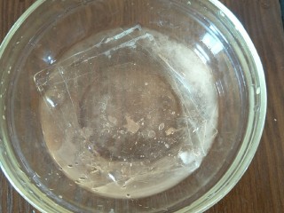 17、抹茶奶酪慕斯核桃布朗尼（8寸）,15克只吉利丁片，冰水泡软后＋50g热牛奶中溶化。