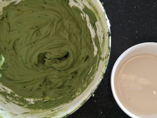 18、抹茶奶酪慕斯核桃布朗尼（8寸）,把热牛奶（吉利丁）溶液，加入刚刚打好的抹茶奶油中。