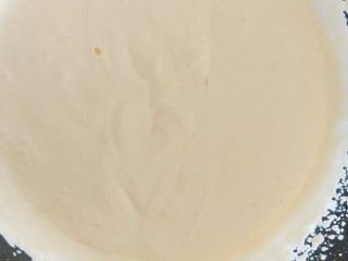 20、抹茶奶酪慕斯核桃布朗尼（8寸）,260克淡奶油B打发到五分发刚刚有纹路，还有流动性。