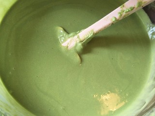 22、抹茶奶酪慕斯核桃布朗尼（8寸）,把淡奶油混合在一起。