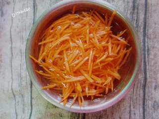 1、粉蒸胡萝卜丝,胡萝卜洗干净，用擦丝刀擦成胡萝卜丝。如果没有，用刀切成丝状。