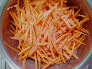 2、粉蒸胡萝卜丝,撒少许盐腌制20分钟