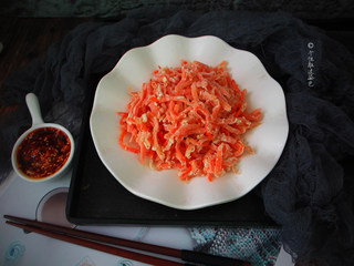 6、粉蒸胡萝卜丝, 锅内烧热水，水开后在在盖帘上放盘子，盘子上面放一干纱布，再放胡萝卜。水开大火蒸两分钟打开盖子翻搅均匀。翻动三次。