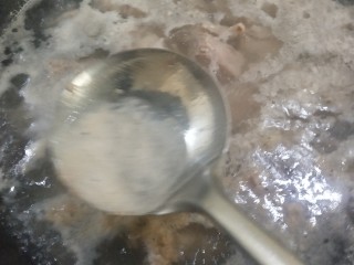 2、红烧猪小排,水开撇出血沫。