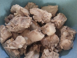 3、红烧猪小排,将焯好的猪小排盛出，凉水过凉，控干水分。