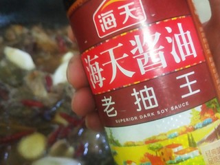 9、红烧猪小排,加入老抽上色