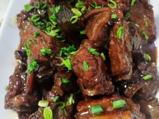 14、红烧猪小排,收汁后，装盘。撒点香葱花