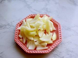 3、青椒炒培根,洋葱斜切块