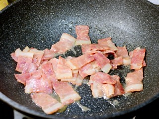 5、青椒炒培根,炒1分钟