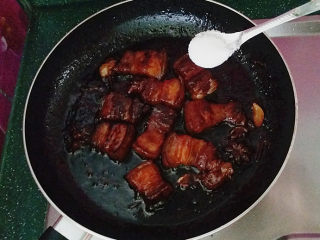 12、糖醋五花肉,滚开转小火、炖至五花肉熟烂时转大火收汁，加食盐调味