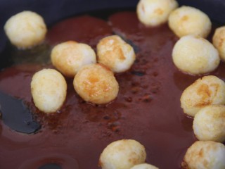 18、茄汁鹌鹑蛋,把调好的汁倒入锅中