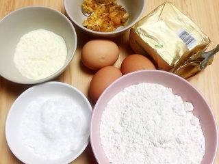 1、咸蛋黄饼干,准备好食材。低筋面粉、蛋黄、奶粉、黄油、白砂糖、咸蛋黄。