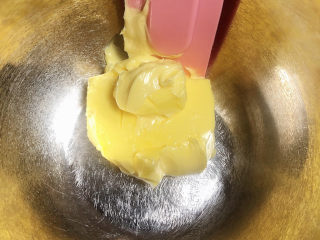 2、咸蛋黄饼干,黄油放入盆中，室温软化。