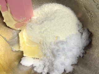 3、咸蛋黄饼干,再放入白砂糖和奶粉。