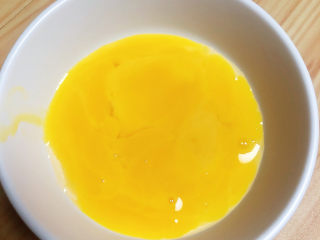 5、咸蛋黄饼干,将鸡蛋蛋黄分离，蛋黄打均匀。