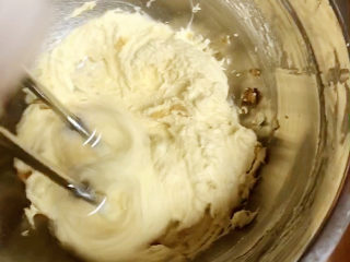 7、咸蛋黄饼干,用打蛋器打至均匀。