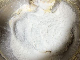 9、咸蛋黄饼干,将低筋面粉过筛一下，放入盆中。