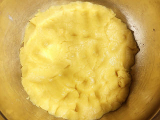 11、咸蛋黄饼干,揉成面团。放入保鲜袋中，放入冰箱冷冻半小时。