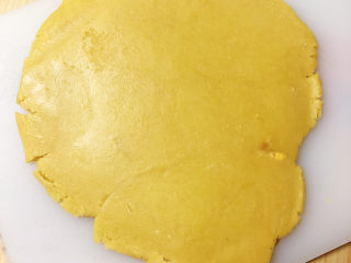 12、咸蛋黄饼干,半小时后取出饼干面团，用擀面杖将面团擀成厚约1CM的面片（擀的时候容易裂开，可先用手按扁，然后再擀，边按压边整理）