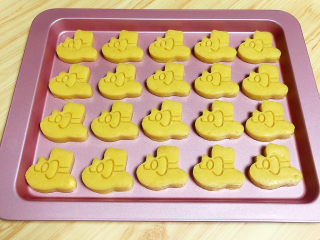 14、咸蛋黄饼干,将饼干逐一摆放在烤盘中。预热烤箱，180度预热10分钟。