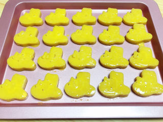 15、咸蛋黄饼干,饼干表层刷上一层蛋黄液。