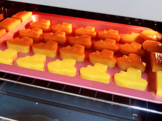 16、咸蛋黄饼干,将烤盘放入烤箱中。180度烤15分钟。