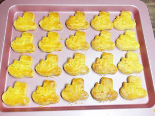 17、咸蛋黄饼干,一盘香喷喷金黄色饼干出炉啦！