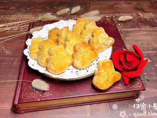 18、咸蛋黄饼干,咸香酥软的咸蛋黄奶酥饼干就做好了。