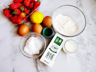 1、草莓抱抱卷,准备好所有食材备用。草莓可以提前洗干净先控水。