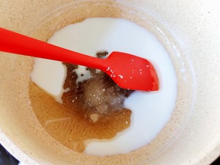 2、草莓抱抱卷,今天用烫面后蛋法:糖奶油入锅烧热至糖融化。