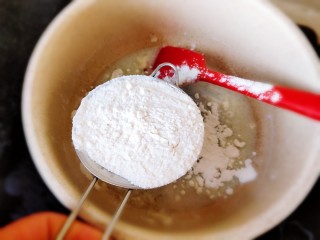 3、草莓抱抱卷,关火后筛入低筋面粉。迅速切拌匀。